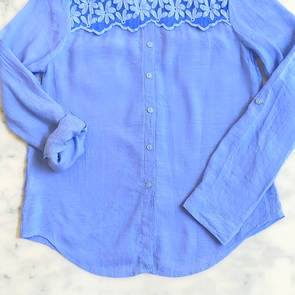 NWT. Express Button-Down Shirt with embroidery/sheer fabric pockets and back. - Picture 6 of 6